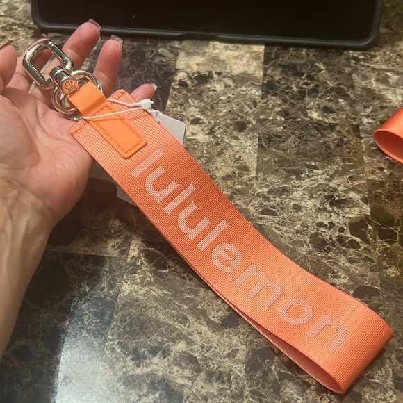 LULULEMON NEVER LOST KEYCHAIN ORANGE COLOR NWT - Picture 2 of 4
